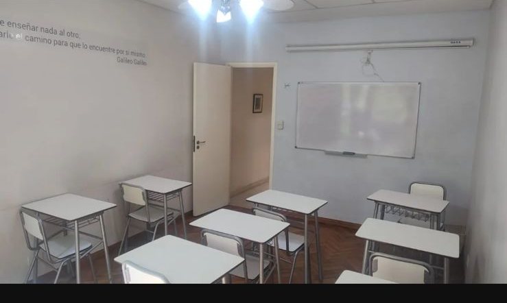 Aula equipada con pizarrón